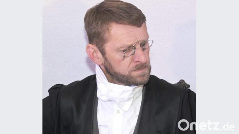 Ab Freitag, 16. Juli, tagt das Königlich Bayerische Amtsgericht an insgesamt acht Abenden jeweils ab 20 Uhr auf der Freilichtbühne im Schlosshof in Hirschau. Christian Gnan schlüpft in die Rolle von Amtsgerichtsrat August Stierhammer und wendet eigenwillige und listige Methoden an, um der Gerechtigkeit auf die Sprünge zu helfen. Bild: u