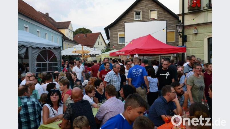 Solche Menschenmasse wie in den Vorjahren wird es beim diesjährigen &quot;Bürgerfest-Light&quot; nicht geben. Die Organisatoren hoffen nur auf schönes Wetter, damit sich ihre Mühen und die der Wirte aus lohnen. Bild: bey