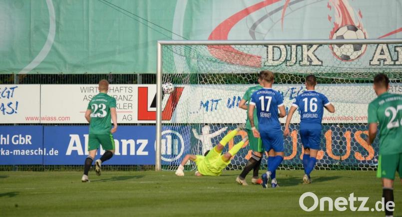 Da hat es noch nicht geklappt, nach nicht mal fünf Minuten traf die DJK nur den Innenpfosten. Bild: Andreas Brueckmann