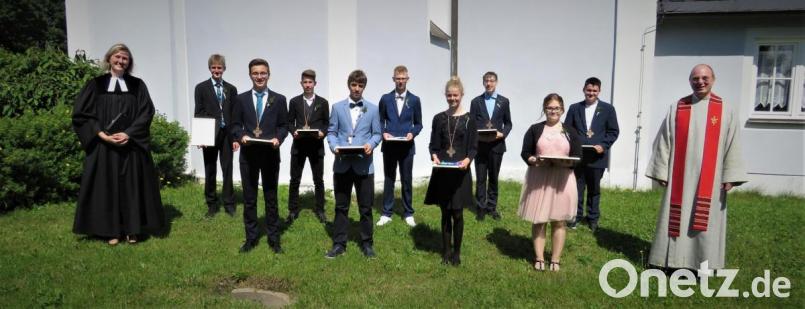 Pfarrerin Dr. Stefanie Schön (links) und Diakon Fritz Lieb (rechts) mit den neun Konfirmanden. Im Bild: (hinten von links) Elias Münch, Simeon Franz, Timo Koller (Heimhof), Cedric Konradt, Jonas Häckl sowie (vorne von links) Moritz Hinrichsmeyer, Nils Blumentritt, Marlene Züllich und Alexia Martin. Bild: ubb