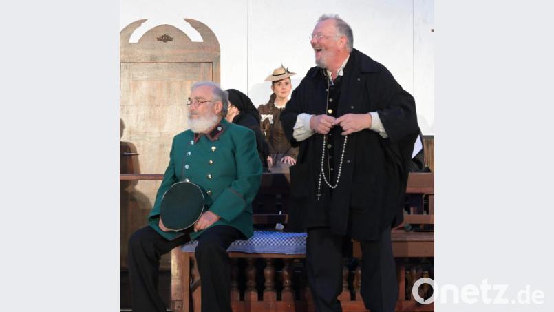 Die Rolle des gleichermaßen schlagfertigen wie schlitzohrigen und treuherzigen Betbruders Max Haberer, der auf äußerst unappetitliche Weise zu seinen schmackhaften Mahlzeiten kommt, war Roland Fritsch geradezu auf den Leib geschrieben. Links sitzend: Wachtmeister Blasius (Ludwig Schmid). Bild: u