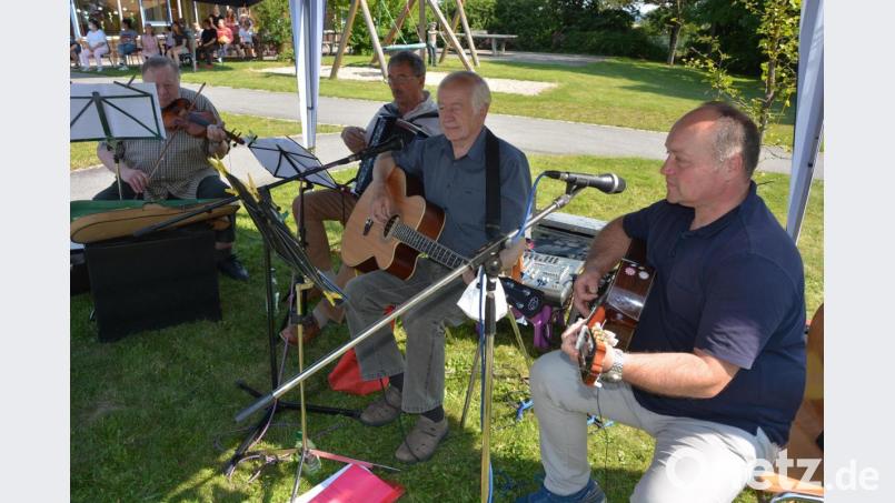 Zum Abschluss spielte das Quartett „Zeitlos“ auf. Die Musiker unterhielten die Gäste mit böhmischen Volksliedern und alten Schlagern. Bild: jr