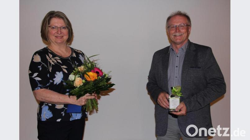 Mit Geschenken verabschiedet wurden Gisela Kastner, die sieben Kreisvorsitzende war, sowie Max Bindl. Er war (21 Jahre lang Schriftführer der Freien Wähler im Kreisverband. Bild: kro