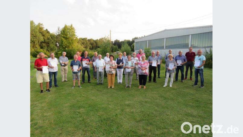 Vorsitzende Maria Schedl (Achte von rechts) überreicht Urkunden und Nadeln an die langjährigen Mitglieder. Bürgermeister Ernst Schicketanz (Zweiter von rechts) gratuliert. Bild: adj