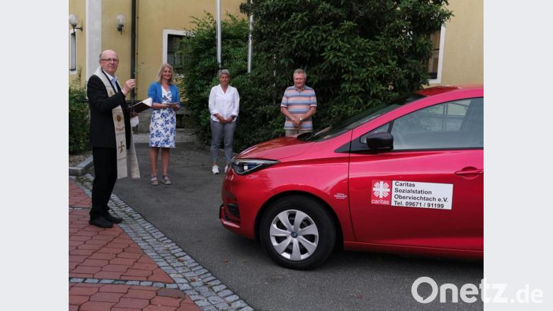Pfarrer Herbert Rösl segnet das erste Elektroauto im Fuhrpark der Caritas-Sozialstation Oberviechtach in Anwesenheit von Vorsitzenden Hubert Ruml, Geschäftsführerin Claudia Reiter (Mitte) und Pflegedienstleiterin Christiane Böhm. Bild: Portner