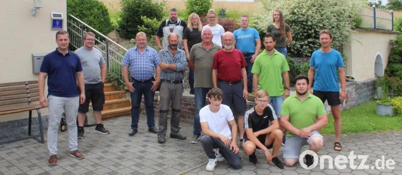 Bürgermeister Wolfgang Söllner (links) bedankte sich nochmals bei den zahlreichen Helferinnen und Helfern, die viele freiwillige Arbeitsstunden im Freibad geleistet haben, mit einem Essen. Bild: soj