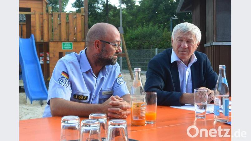 Alois Karl (rechts) im Gespräch mit Ambergs THW-Ortsbeauftragtem Marco Hubert. Bild: Christian Biersack/exb