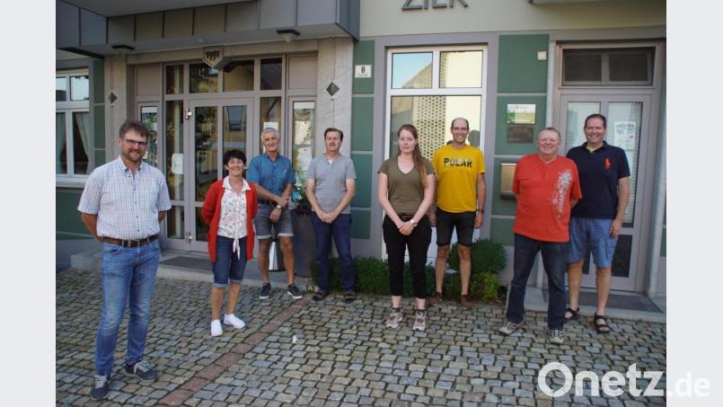 Zweiter Bürgermeister Christian Ring (links) dankte der Vorstandschaft mit Vorsitzenden Helmut Betz (Zweiter von rechts) für die Führung des Theatervereins. Bild: mmj