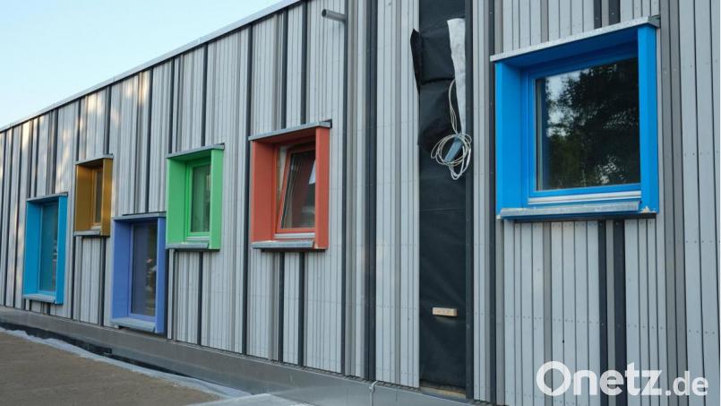 Die neue Kindertagesstätte in Fronberg ist fast fertig und soll im September in Betrieb gehen. Sie schließt eine weitere Lücke im Betreuungsangebot der Stadt Schwandorf für Vorschulkinder. Bild: Hirsch