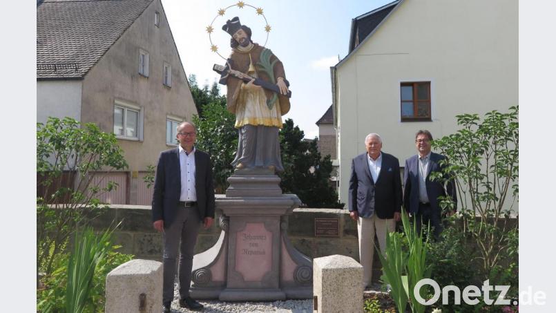 Bürgermeister Roman Schäffler (links) bedankte sich bei Stefan Prechtl – in Vertretung seines Vaters Peter Prechtl – und Max Ponnath (von rechts) für die gelungene Sanierung der Nepomuk-Statue. Bild: jzk