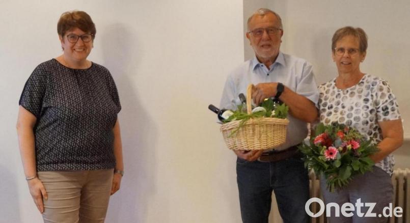 Für die Verdienste um seine Heimatgemeinde hat Altbürgermeister Johann Graßl die Kommunale Verdienstmedaille erhalten. Bürgermeisterin Anita Forster (links) würdigte das Engagement bei der Gemeinderatssitzung und dankte auch Ehefrau Anita. Bild: wel