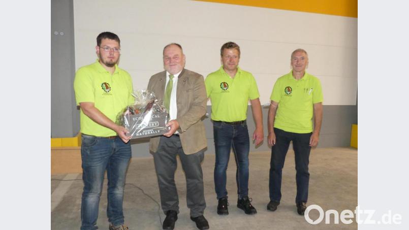 Markus Heining, Manfred Schmid und David Karl (von rechts) danken Reinhard Wiesent für 14 Jahre erfolgreiche Geschäftsführertätigkeit bei der Forstbetriebsgemeinschaft Eschenbach. Bild: rn