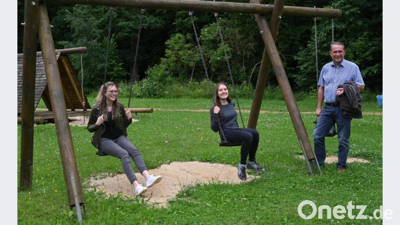 Soweit es das Wetter zulässt, wird der „Dschungel“ nach draußen verlegt, etwa auf den Spielplatz in der St.-Michael-Straße. Bürgermeister Hermann Böhm (rechts) stellte den KoJa-Jugendbetreuerinnen Sarah Trach (links) und Barbara Kirchgäßner (Zweite von links) unter anderem auch den Spielplatz an der St.-Michael-Straße vor. Bild: gf