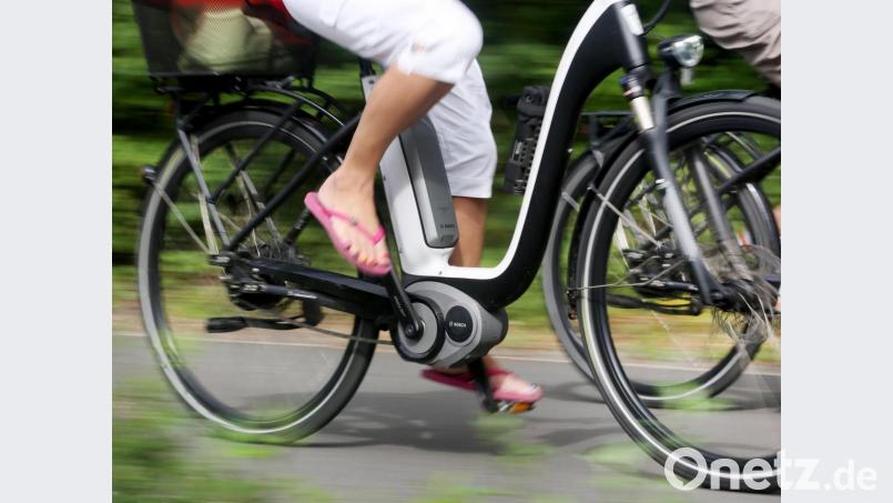 Ein Rennradfahrer und ein E-Bike-Fahrer sind bei Poppenricht frontal zusammengestoßen. Letzterer wird nun von der Polizei gesucht. Symbolbild: Roland Weihrauch/dpa