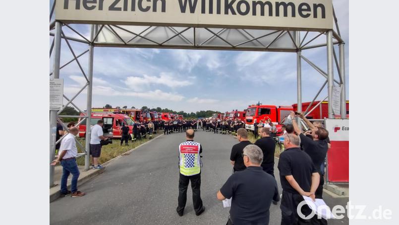 Eine Übersichtsaufnahme von den eingesetzten Einsatzkräften, im Hintergrund einige Einsatzfahrzeuge, die nach NRW aufbrechen werden. Bild: Kreisbrandinspektion Neustadt/WN
