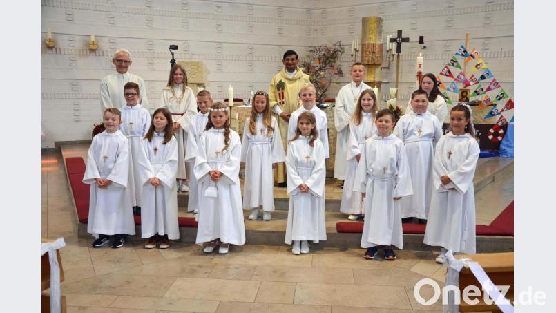 Sie traten zum ersten Mal an den Tisch des Herrn: Die Gruppe 1 der Erstkommunionkinder. Bild: ü