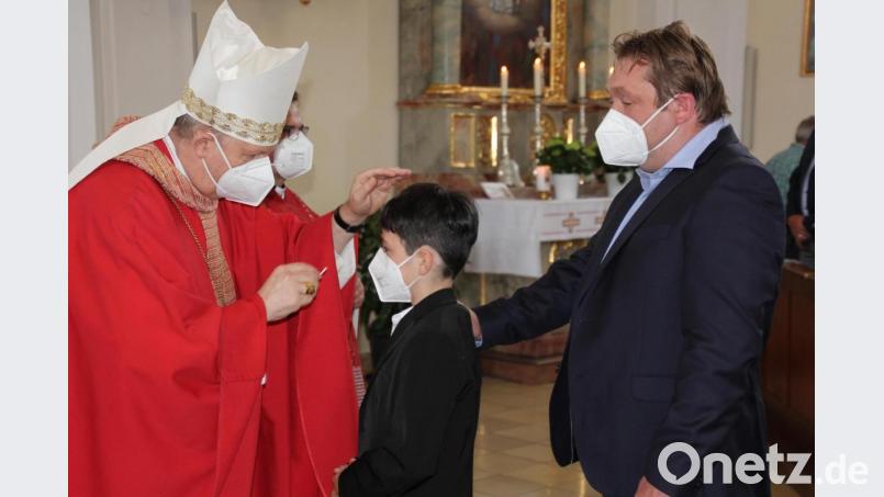 Weihbischof Reinhard Pappenberger spendete 47 Jugendlichen das Sakrament der Firmung in der Kirche St. Bartholomäus in Hohenthan. Bild: kro