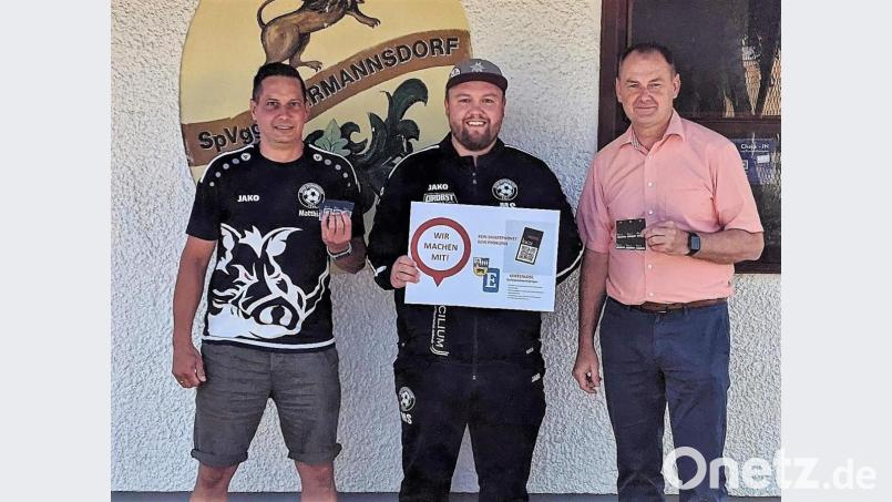 Bürgermeister Erich Meidinger (rechts) übergibt 300 Luca-Anhänger an die Spielvereinigung, hier vertreten durch Matthias Sturm (Mitte) und einem Kollegen. Damit kann das aufwendige Registrieren von Zuschauern, Spielern und anderen Beteiligten vor jedem Spiel schnell und sicher abgewickelt werden. Bild: wec