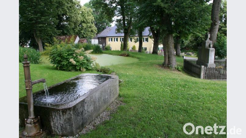 In Lengenfeld sollen die Wegeführung geändert und der Bereich beim Kriegerdenkmal neu gestaltet werden. Bild: fpoz