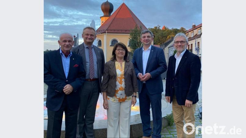 Maria Schlögl (Mitte) führt nun den Lions Club Oberpfälzer Wald. Ihr zur Seite steht als Vize Roman Sorgenfrei (rechts). Der bisherige Präsident Manuel Lischka (Zweiter von rechts) ist nun Clubsekretär, Walter Brey (Zweiter von links) fungiert als Clubmaster. Links im Bild der bisherige Vizepräsident Peter Eckstein. Bild: Völkl