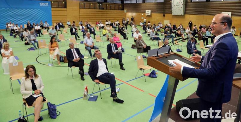 Der CSU-Bezirksparteitag Oberpfalz tagt in Schwandorf und wählt Finanz- und Heimatminister Albert Füracker (rechts) für weitere zwei Jahre zum Vorsitzenden.. Bild: Götz