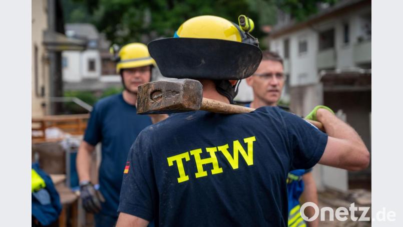 Da wird angepackt: Ein THW-Helfer beim Aufräumen nach dem Hochwasser im Trierer Stadtteil Ehrang. Bild: Harald Tittel/dpa