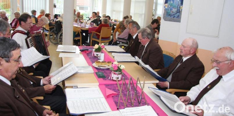 Über viele Jahre hielt die Singgruppe der Eghalanda Gmoi Waldsassen (im Bild bei einem Auftritt in einem Seniorenhaus) unter Leitung von Alois Fischer in der Chodauer Heimatstube ihre Singstunden ab. Archivbild: wro