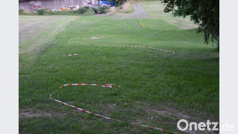Die rotweißen Trassierbänder zeigen in etwa den Verlauf des Dirtyparks an. Im unteren Teil grenzt die Bahn an den Schulsportplatz an. Bild: bey