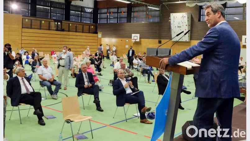 CSU Bezirksparteitag Oberpfalz tagt in Schwandorf und wählt Finanz- und Heimatminister Albert Füracker für weitere zwei Jahre zum Vorsitzenden. Bild: Götz