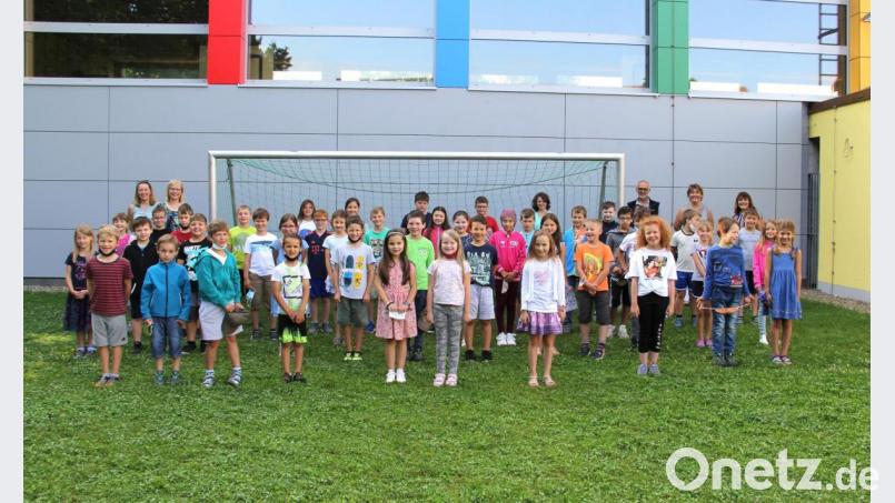 Mit den Kindern freuten sich über das neue Fußballtor (ganz hinten, von links) Klassenleiterin Fiona Haus-Kroner, Schulleiterin Ortrud Sperl, Fördervereinsvorsitzender Joseph Salomon, Stellvertreterin Doris Prey und Fachoberlehrerin Irmgard Bayer. Bild: Josef Böhm