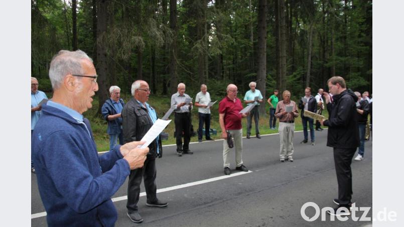 Der Männergesangverein Waldsassen unter der Leitung von Andreas Sagstetter (rechts) durfte beim Gottesdienst nicht fehlen. Bild: kro