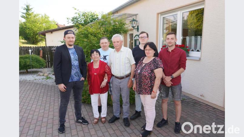 Im Kreise ihrer Familie feiert Margareta Friedl (Zweite von links) ihren 80. Geburtstag. Bild: fvo