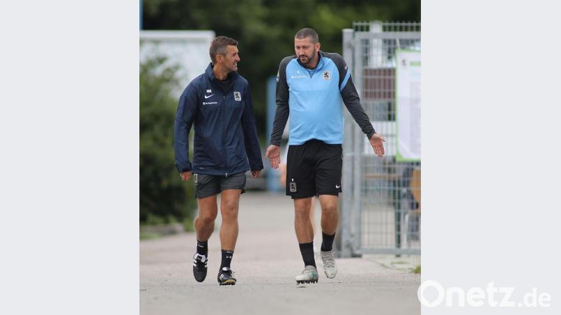 Was sie wohl wieder aushecken? &quot;Löwen&quot;-Coach Michael Köllner (links) und sein wichtigster Ansprechpartner im Team, Sascha Mölders. Bild: Ulrich Wagner