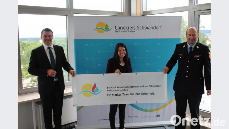 Landrat Thomas Ebeling, die Leiterin des Sachgebietes Brand- und Katastrophenschutz, Viktoria Schmalhofer, sowie Kreisbrandrat Christian Demleitner stellten das neue Logo vor. Bild:  Pressestelle Kreisbrandinspektion Landkreis Schwandorf /exb