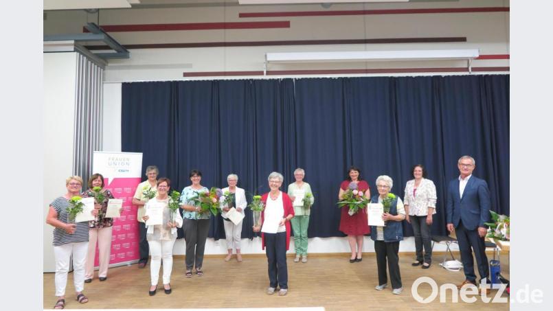 CSU-Ortsvorsitzender Werner Nickl, Kreisvorsitzende Tina Zeitler (von rechts) und Bezirksvorsitzende Barbara Gerl (hinten, Dritte von rechts) gratulierten den Jubilarinnen. Bild: jzk