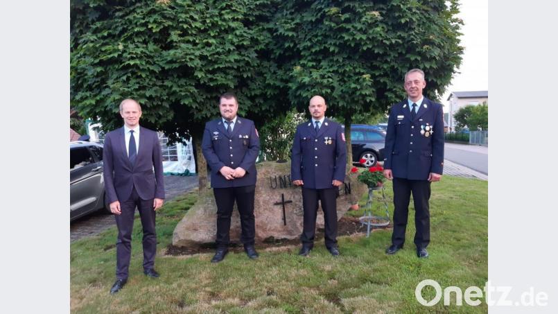 Bürgermeister Konrad Kiener (links) und Kreisbrandmeister Dieter Schweiger (rechts) beglückwünschten die neuen Kommandanten Thomas Schwirtlich (Zweiter von links) und Manuel Hösl (Zweiter von rechts). Bild: Marina Baier/exb
