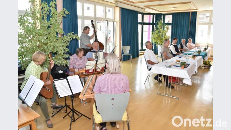 "Guade Freind" unter der Leitung von Hermann Lang (am Kontrabass) untermalten die Lesung der Mundartdichter Wolfgang Leo Bäumler, Günter Weber, Markus Keßler, Helmut Erndt und Christa Haubner (am Tisch, von links) musikalisch. Bild: hcz