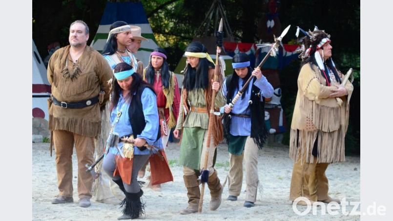 Old Shatterhand (Woife Berger), Winnetou (Matthias M.) und Old Surehand (Sven Kramer) gefesselt in den Händen der Navajos. Bild: Kunz
