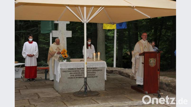 Hauptzelebrant und Prediger unterm großen Schirm war Stadtpfarrer und Dekan Dr. Thomas Vogl, Konzelebrant war Pater Friedhelm Czinczoll. Bild: kro