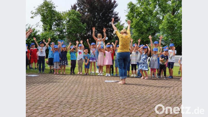 Im Garten des AWO-Heimes die singenden Kindern und die Senioren. Bild: e