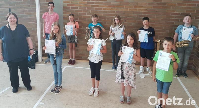 Junge Mitglieder der Werkvolkkapelle Schlicht erhalten das Junior-Abzeichen (von links): Dirigentin Sabine Kredler, Lukas Schöpf, Sophia Luber, Victoria Luber, Simon Erras, Leonie Lehner, Franziska Weiß, Theresa Streit, Maximilian Kohl, Marlon Winkelmaier und Pascal Ertl. Bild: sak