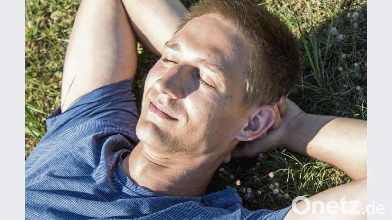 Einfach mal auf die Wiese fallen lassen: Die Natur bewusst wahrzunehmen, wirkt vitalisierend. Symbolbild: Christin Klose/dpa