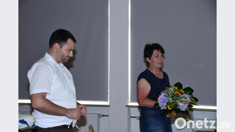 Kämmerin Anna Gruber (rechts) verlässt den Markt Luhe-Wildenau nach 20jähriger Tätigkeit. Bürgermeister Sebastian Hartl dankte ihr namens des Marktgemeinderates. Anna Gruber dankte für die harmonische Zusammenarbeit und meinte, es sei jetzt Zeit, neue Wege zu gehen. Bild: bey