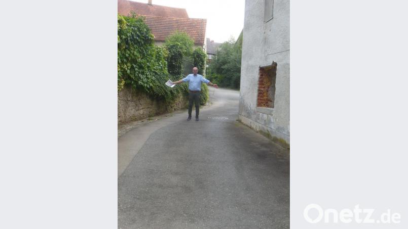 Diese Engstelle in der Wassergasse - rechts der Trakt der alten Mühle - soll beseitigt werden. Bild: mad