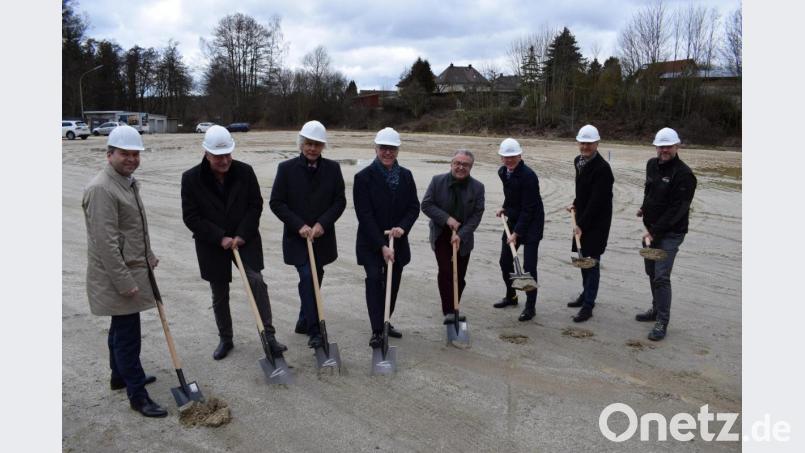 Nach drei Jahren Planung erfolgt der Spatenstich für das neue Kewog-Gebäude auf dem ehemaligen SMCS-Gelände. Im Bild: Hans-Jörg Schön (Sparkasse), Landschaftsarchitekt Albrecht Strohn, Landrat und Kewog-Aufsichtsratvorsitzender Wolfgang Lippert, Bürgermeister Franz Stahl, Aufsichtsratmitglied Toni Dutz, Kewog-Geschäftsführer Bernd Büsching, Projektleiter Herwig Kampe und Projektleiter Stefan Meyer von der Regnauer Fertigbau GmbH (von links). Bild: szl
