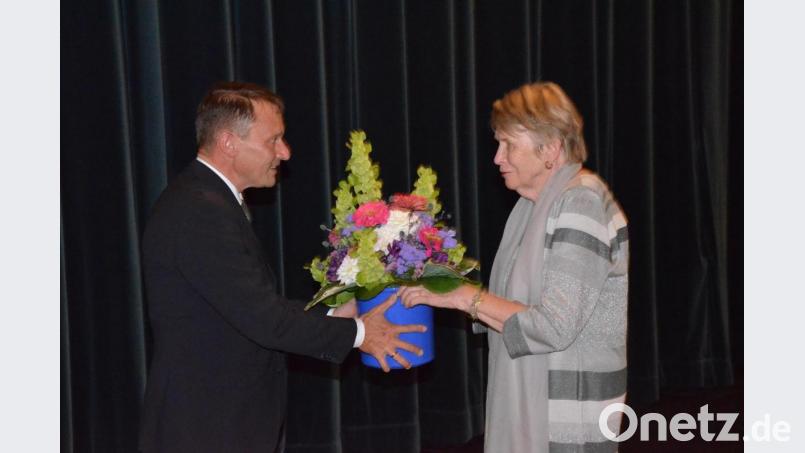 Oberbürgermeister Jens Meyer überreicht Renate Freuding-Spintler einen Blumenstrauß. Bild: Kunz