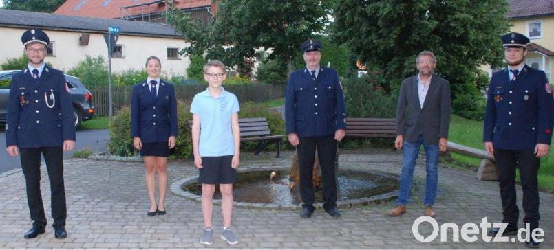 Paul Dumler wurde als neues Mitglied der Jugendfeuerwehr in Guttenberg aufgenommen. Das Bild zeigt weiterhin (von links): Kommandant Christoph Dumler, Miriam Schraml, Paul Dumler, Josef Schraml, Hermann Schraml und Johannes Reindl. Bild: Ernst Vogl
