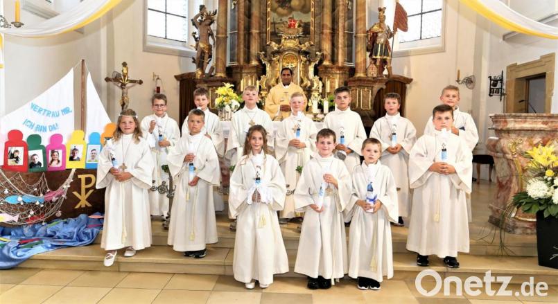 13 Kinder empfangen in Großschönbrunn und Freihung zum ersten Mal den Leib des Herrn. die Gottesdienste zelebriert Pfarrer Benny Joseph. Bild: Hans Apfelbacher/exb