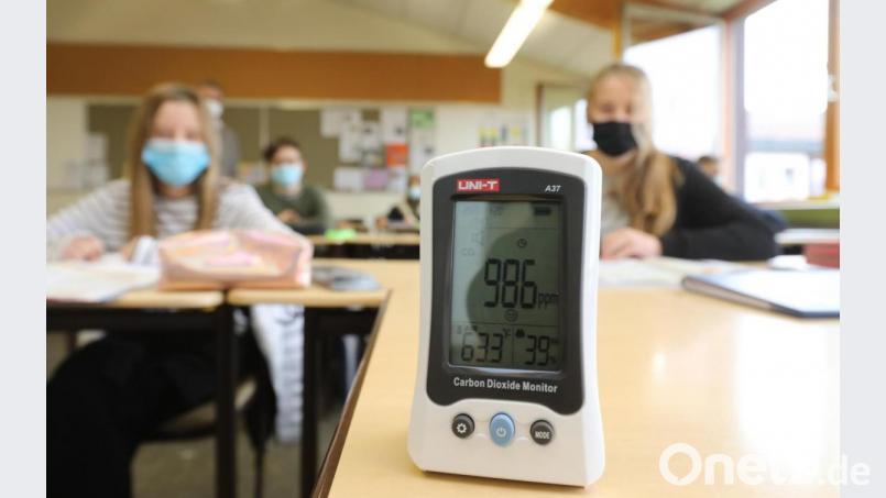 In der Pfalzgraf-Friedrich-Mittelschule sind Kohlendioxid-Messgeräte im Einsatz. Bei einer zu hohen Konzentration des Gases muss gelüftet werden. Nun will die Stadt durch den Einsatz von dezentralen Lüftungsanlagen dafür sorgen, dass sich die Schüler ab dem kommenden Schuljahr keine Sorgen um mangelnde Frischluft machen müssen. Bild: Wolfgang Steinbacher