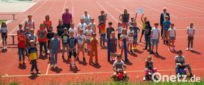 Das 20-jährige Bestehen der gfi Weiden feierten die Kinder der Offenen Ganztagsschule in Neusorg zusammen mit ihren Betreuerinnen sowie Rektor Alexander Köstler, Konrektorin Sandra Schmidl und Bürgermeister Peter König. Bild: jpl